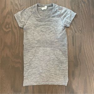 Lululemon swiftly tech short sleeve top. Gray. Size 6.